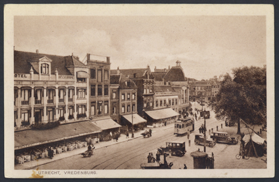606207 Gezicht op het Vredenburg te Utrecht, vanaf het Jaarbeursgebouw, met links Hotel de 'l'Europe (Vredenburg 14).